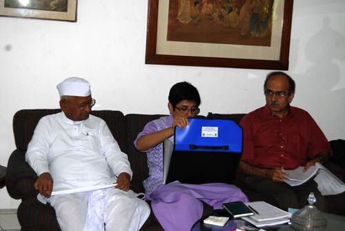 स्थायी समिति करे लोकपाल विधेयक वापस लेने की सिफारिशः हज़ारे