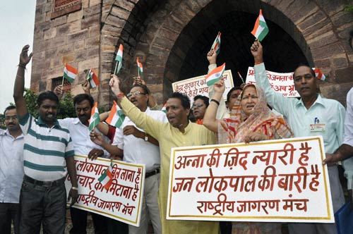 स्थायी समिति करे लोकपाल विधेयक वापस लेने की सिफारिशः हज़ारे