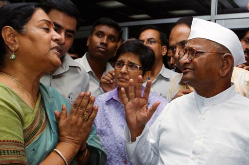 स्थायी समिति करे लोकपाल विधेयक वापस लेने की सिफारिशः हज़ारे