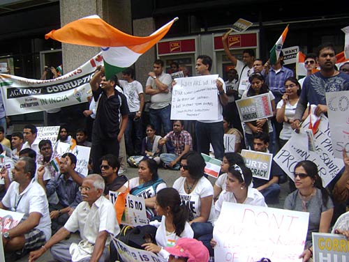 22 अगस्‍त 2011: लोगों ने भेजी तस्‍वीरें । मैं भी अन्‍ना, तू भी अन्‍ना