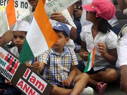 22 अगस्‍त 2011: लोगों ने भेजी तस्‍वीरें । मैं भी अन्‍ना, तू भी अन्‍ना