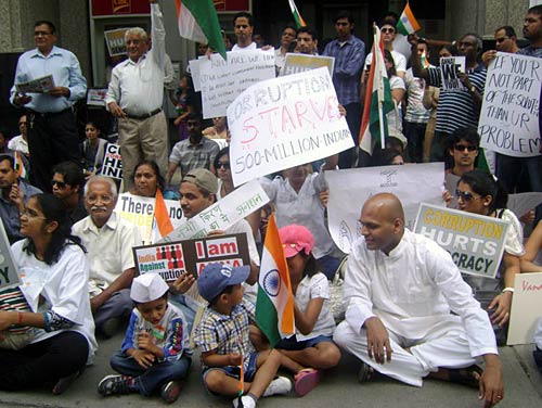 22 अगस्‍त 2011: लोगों ने भेजी तस्‍वीरें । मैं भी अन्‍ना, तू भी अन्‍ना