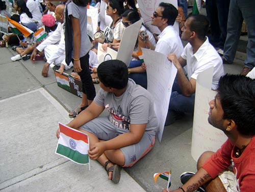 22 अगस्‍त 2011: लोगों ने भेजी तस्‍वीरें । मैं भी अन्‍ना, तू भी अन्‍ना