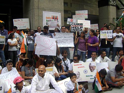 22 अगस्‍त 2011: लोगों ने भेजी तस्‍वीरें । मैं भी अन्‍ना, तू भी अन्‍ना