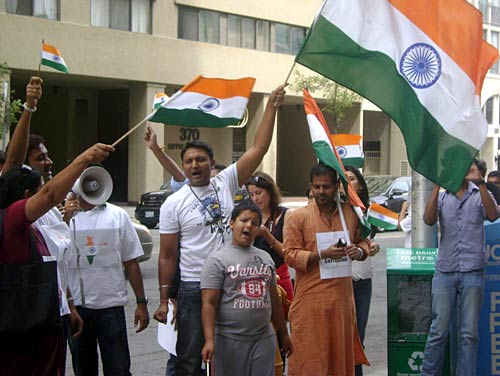 22 अगस्‍त 2011: लोगों ने भेजी तस्‍वीरें । मैं भी अन्‍ना, तू भी अन्‍ना