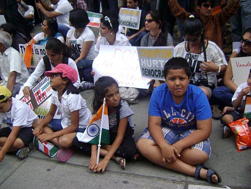 22 अगस्‍त 2011: लोगों ने भेजी तस्‍वीरें । मैं भी अन्‍ना, तू भी अन्‍ना