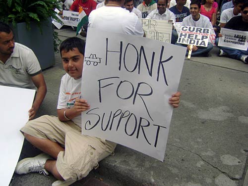 22 अगस्‍त 2011: लोगों ने भेजी तस्‍वीरें । मैं भी अन्‍ना, तू भी अन्‍ना