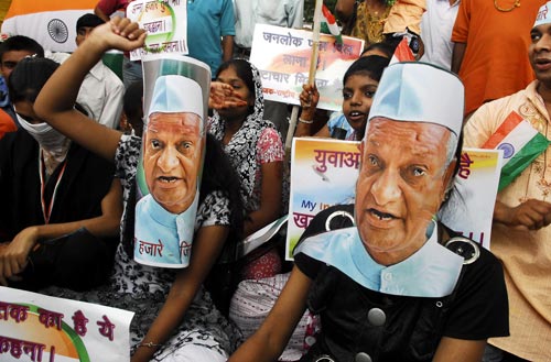 अन्‍ना ने जगाई क्रांति की अलख...  | सड़कों पर समर्थक