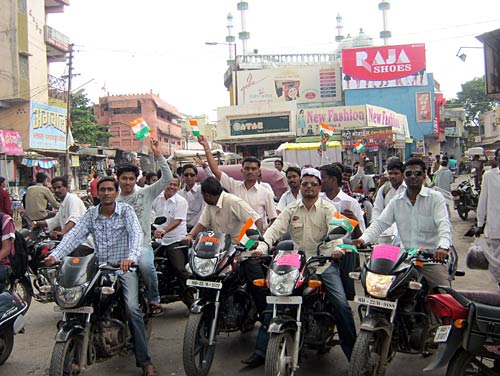 22 अगस्‍त 2011: लोगों ने भेजी तस्‍वीरें । मैं भी अन्‍ना, तू भी अन्‍ना