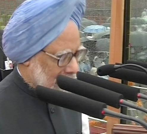 प्रधानमंत्री ने लाल किले पर फहराया तिरंगा...