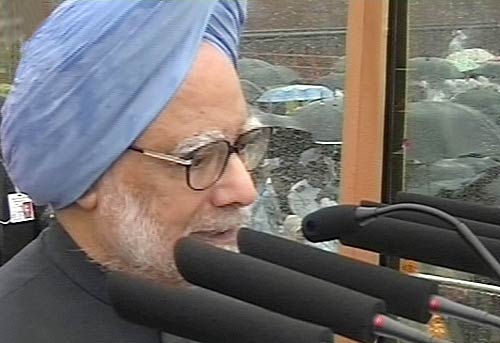 प्रधानमंत्री ने लाल किले पर फहराया तिरंगा...