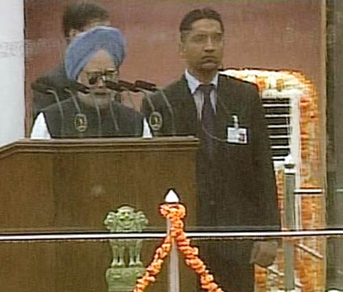 प्रधानमंत्री ने लाल किले पर फहराया तिरंगा...