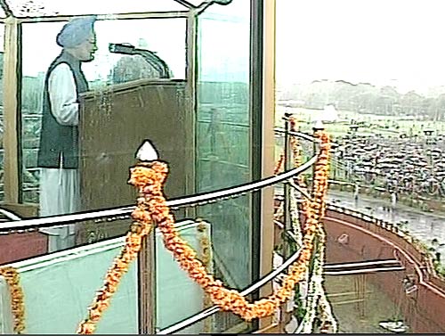 प्रधानमंत्री ने लाल किले पर फहराया तिरंगा...