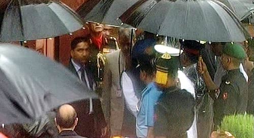 प्रधानमंत्री ने लाल किले पर फहराया तिरंगा...