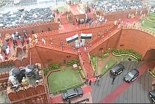 प्रधानमंत्री ने लाल किले पर फहराया तिरंगा...