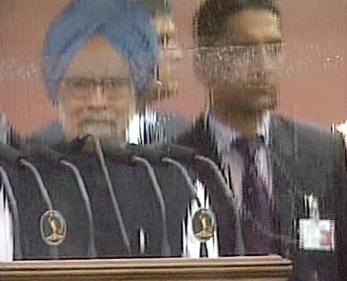 प्रधानमंत्री ने लाल किले पर फहराया तिरंगा...