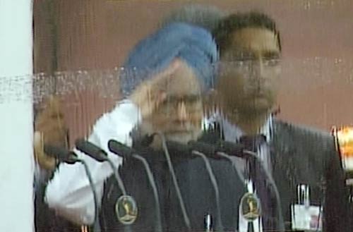 प्रधानमंत्री ने लाल किले पर फहराया तिरंगा...