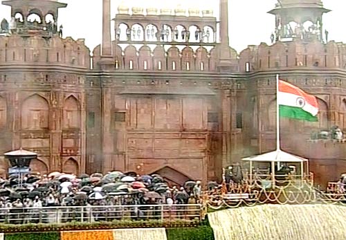 प्रधानमंत्री ने लाल किले पर फहराया तिरंगा...