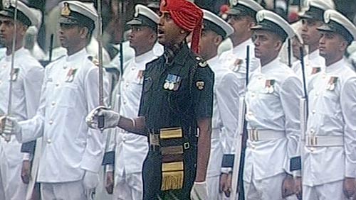 प्रधानमंत्री ने लाल किले पर फहराया तिरंगा...