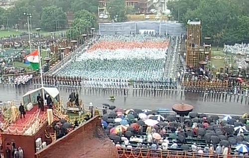 प्रधानमंत्री ने लाल किले पर फहराया तिरंगा...