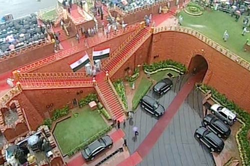 प्रधानमंत्री ने लाल किले पर फहराया तिरंगा...