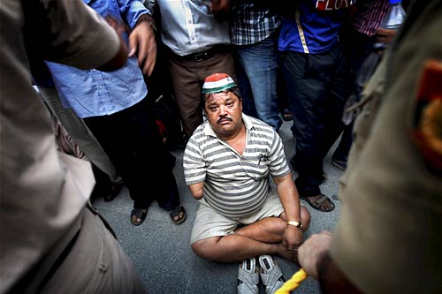 पीएम निवास पर अन्‍ना समर्थकों का प्रदर्शन...| हिल गई सरकार