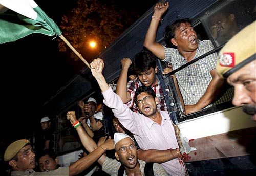 पीएम निवास पर अन्‍ना समर्थकों का प्रदर्शन...| हिल गई सरकार