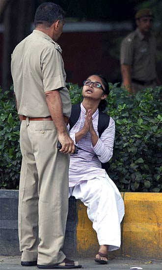 पीएम निवास पर अन्‍ना समर्थकों का प्रदर्शन...| हिल गई सरकार