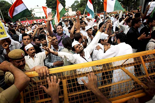 पीएम निवास पर अन्‍ना समर्थकों का प्रदर्शन...| हिल गई सरकार