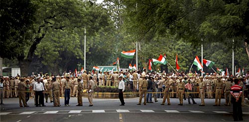 पीएम निवास पर अन्‍ना समर्थकों का प्रदर्शन...| हिल गई सरकार