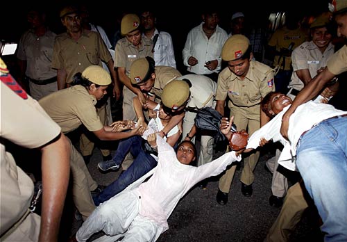 पीएम निवास पर अन्‍ना समर्थकों का प्रदर्शन...| हिल गई सरकार