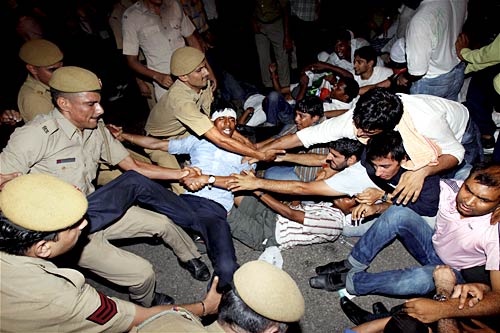 पीएम निवास पर अन्‍ना समर्थकों का प्रदर्शन...| हिल गई सरकार