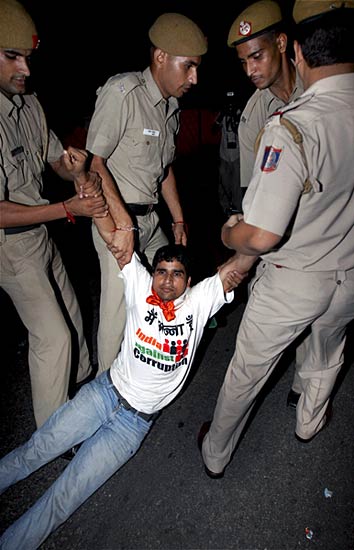 पीएम निवास पर अन्‍ना समर्थकों का प्रदर्शन...| हिल गई सरकार