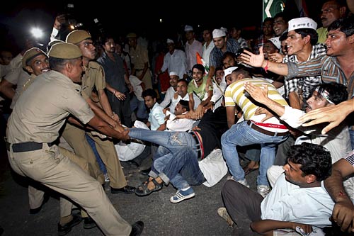 पीएम निवास पर अन्‍ना समर्थकों का प्रदर्शन...| हिल गई सरकार