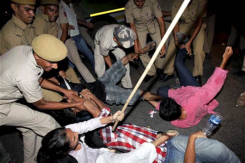 पीएम निवास पर अन्‍ना समर्थकों का प्रदर्शन...| हिल गई सरकार