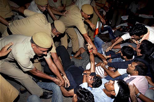 पीएम निवास पर अन्‍ना समर्थकों का प्रदर्शन...| हिल गई सरकार