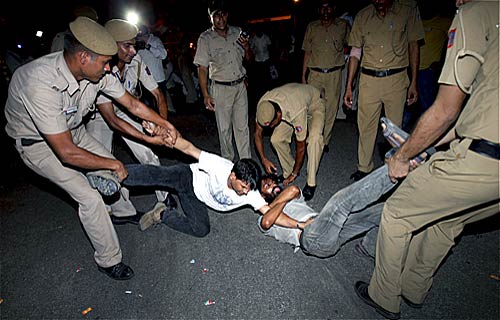 पीएम निवास पर अन्‍ना समर्थकों का प्रदर्शन...| हिल गई सरकार