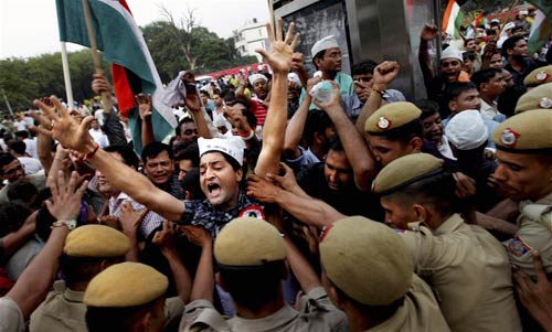 पीएम निवास पर अन्‍ना समर्थकों का प्रदर्शन...| हिल गई सरकार