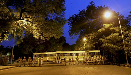 पीएम निवास पर अन्‍ना समर्थकों का प्रदर्शन...| हिल गई सरकार