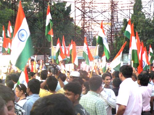 दिल में अन्ना, हर हाथ में तिरंगा | उमड़ा जनसैलाब