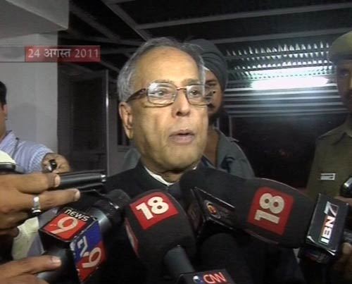 नेताओं का रवैया और अन्‍ना का आंदोलन...| हर ओर अन्‍ना