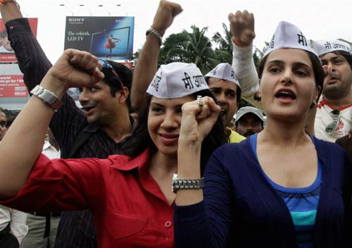 नेताओं का रवैया और अन्‍ना का आंदोलन...| हर ओर अन्‍ना