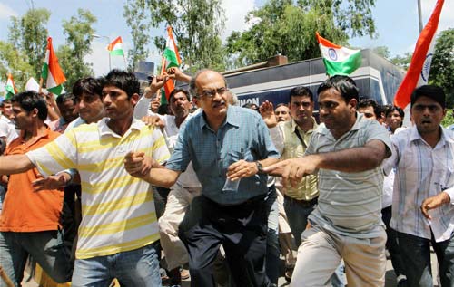 भारत में हर ओर अन्‍ना ही अन्‍ना | सड़कों पर समर्थक