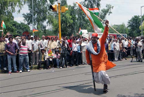 भारत में हर ओर अन्‍ना ही अन्‍ना | सड़कों पर समर्थक