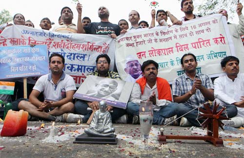 भारत में हर ओर अन्‍ना ही अन्‍ना | सड़कों पर समर्थक