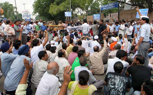 भारत में हर ओर अन्‍ना ही अन्‍ना | सड़कों पर समर्थक