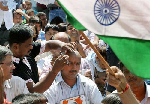 भारत में हर ओर अन्‍ना ही अन्‍ना | सड़कों पर समर्थक