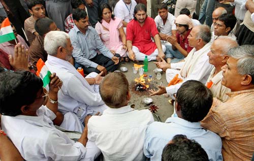 भारत में हर ओर अन्‍ना ही अन्‍ना | सड़कों पर समर्थक