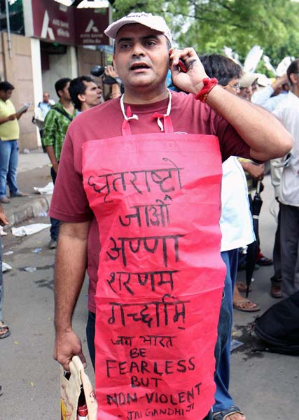 भारत में हर ओर अन्‍ना ही अन्‍ना | सड़कों पर समर्थक