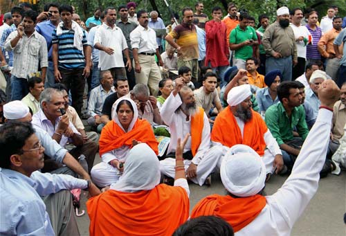 भारत में हर ओर अन्‍ना ही अन्‍ना | सड़कों पर समर्थक